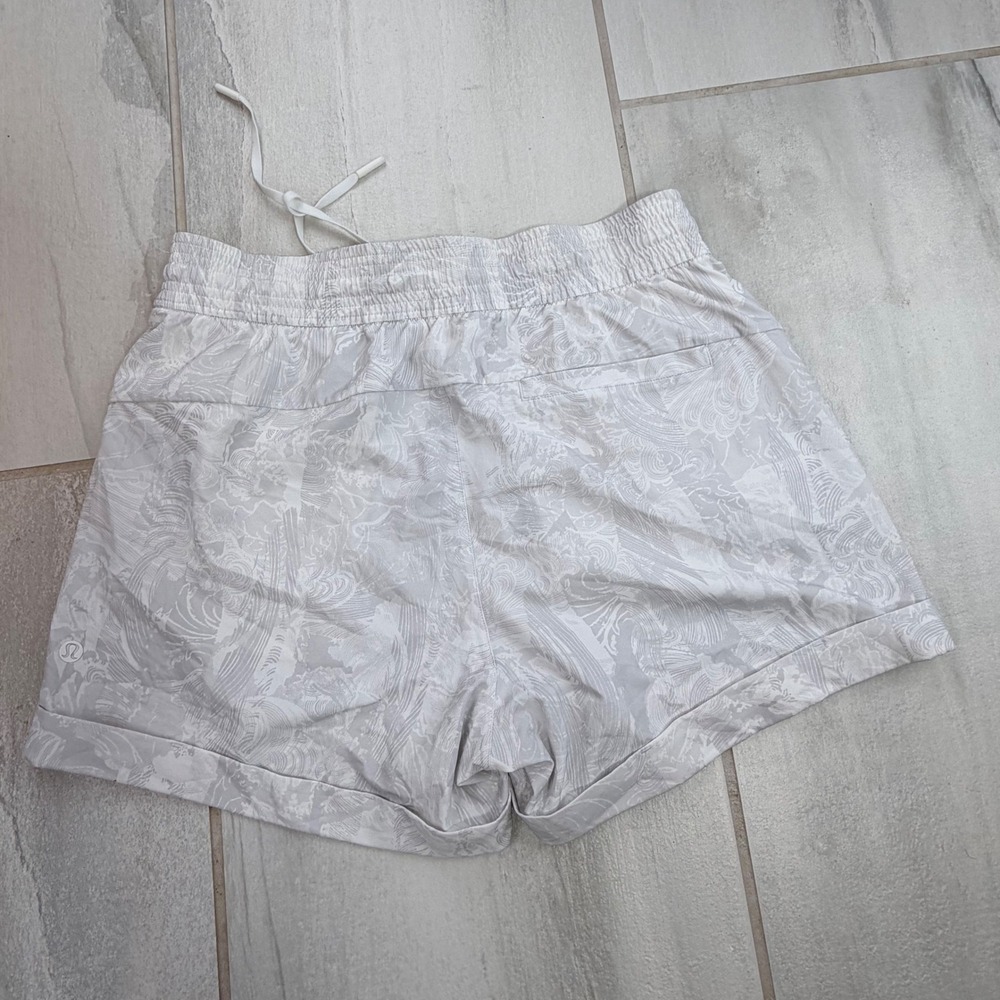 Lululemon Spring Break Away Grey White Wave Print Cuffed Shorts Size 6 - Picture 7 of 8